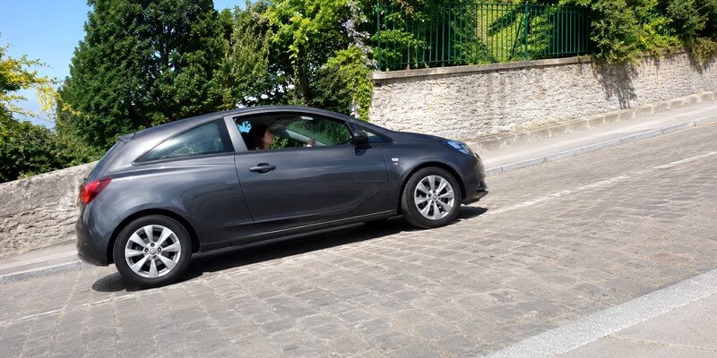 Femme en voiture en démarrage de côte