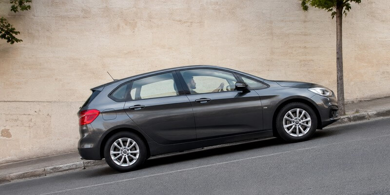 Voiture grise en démarrage de côte