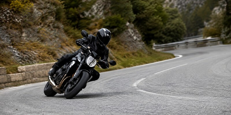 Course de moto en virage montagneux