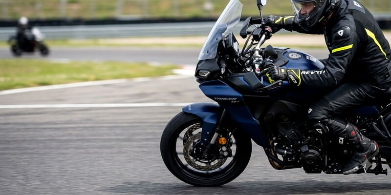 Motard sur un circuit