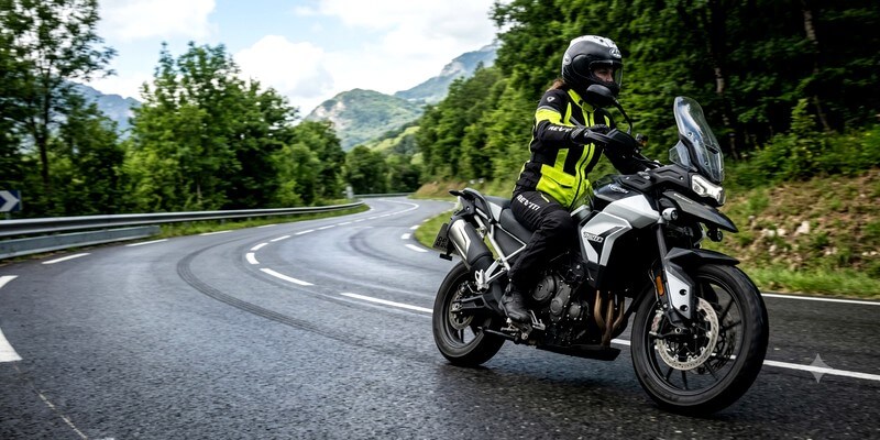 Moto sur un virage