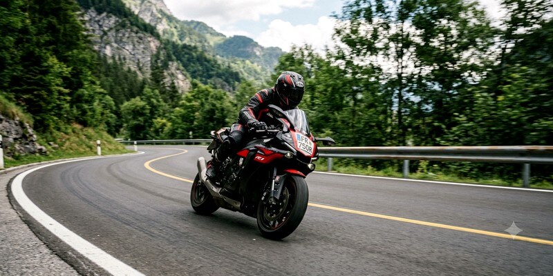 une moto prendre un virage
