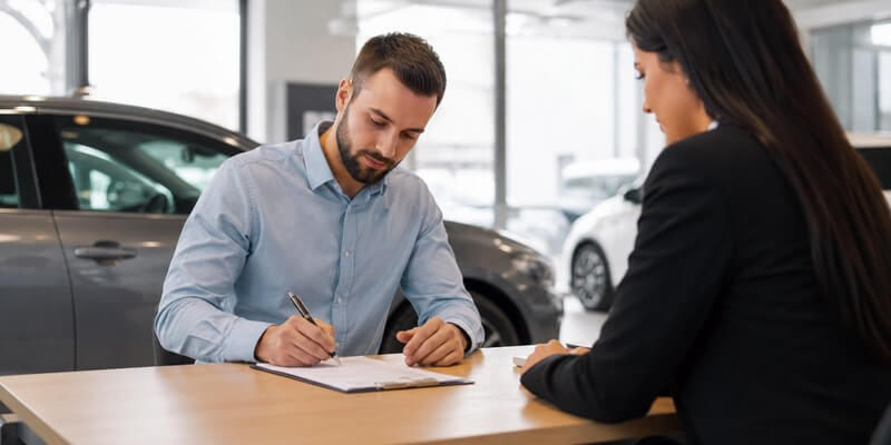 Signature de contrat d'assurance automobile